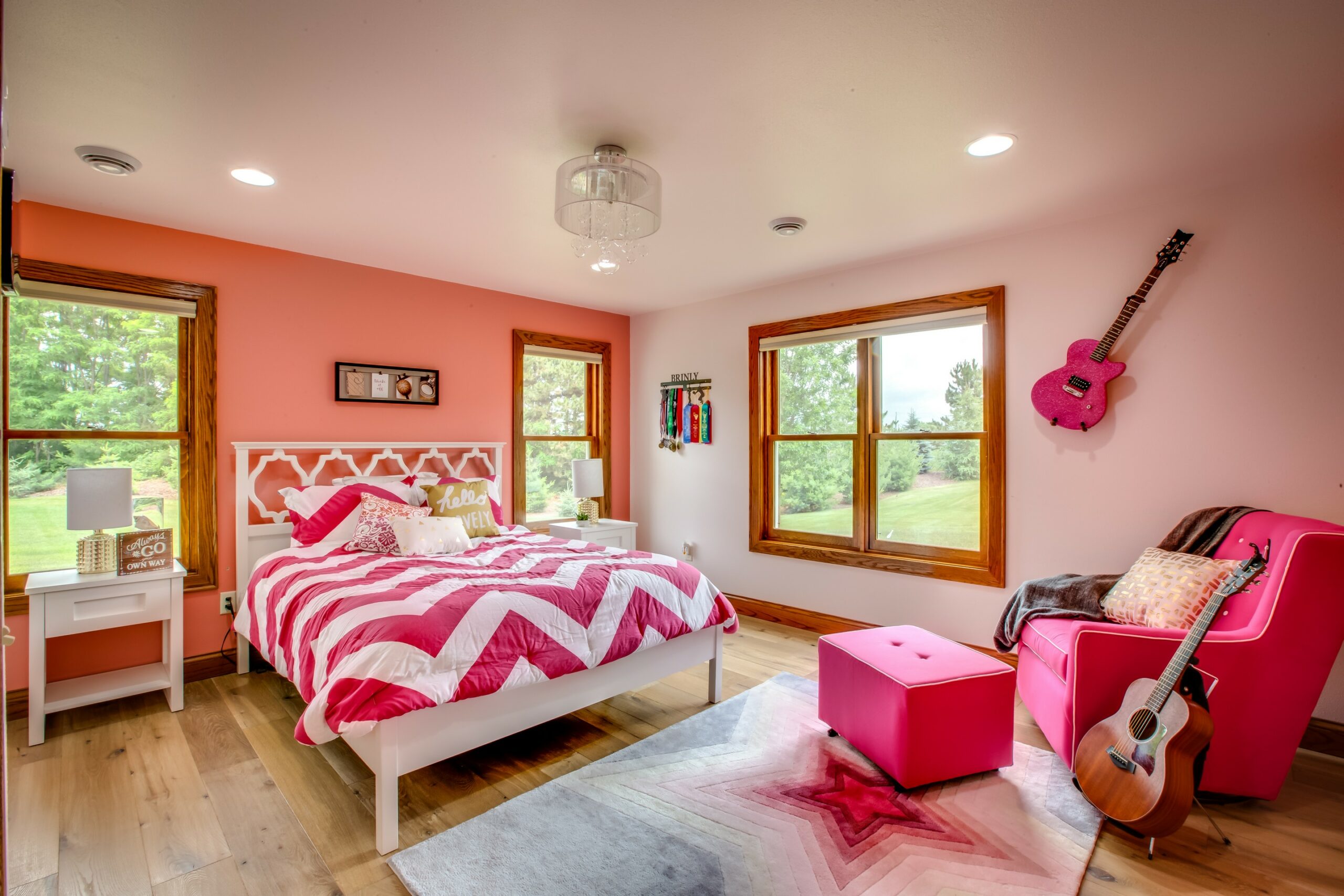 teen-girl-bedroom-design-pink-music